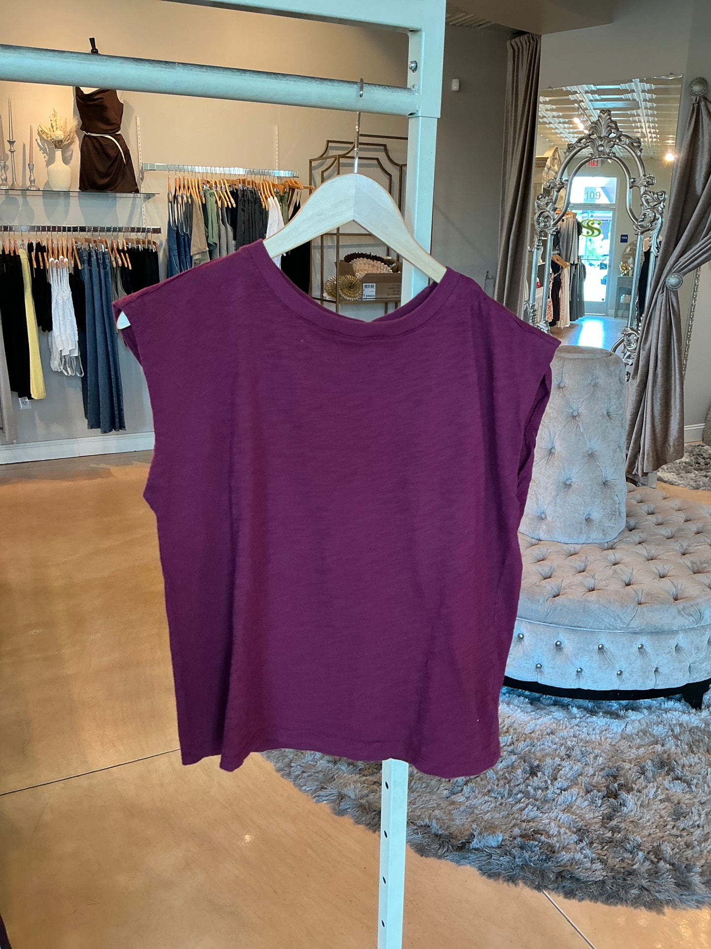 SLEEVELESS CREWNECK