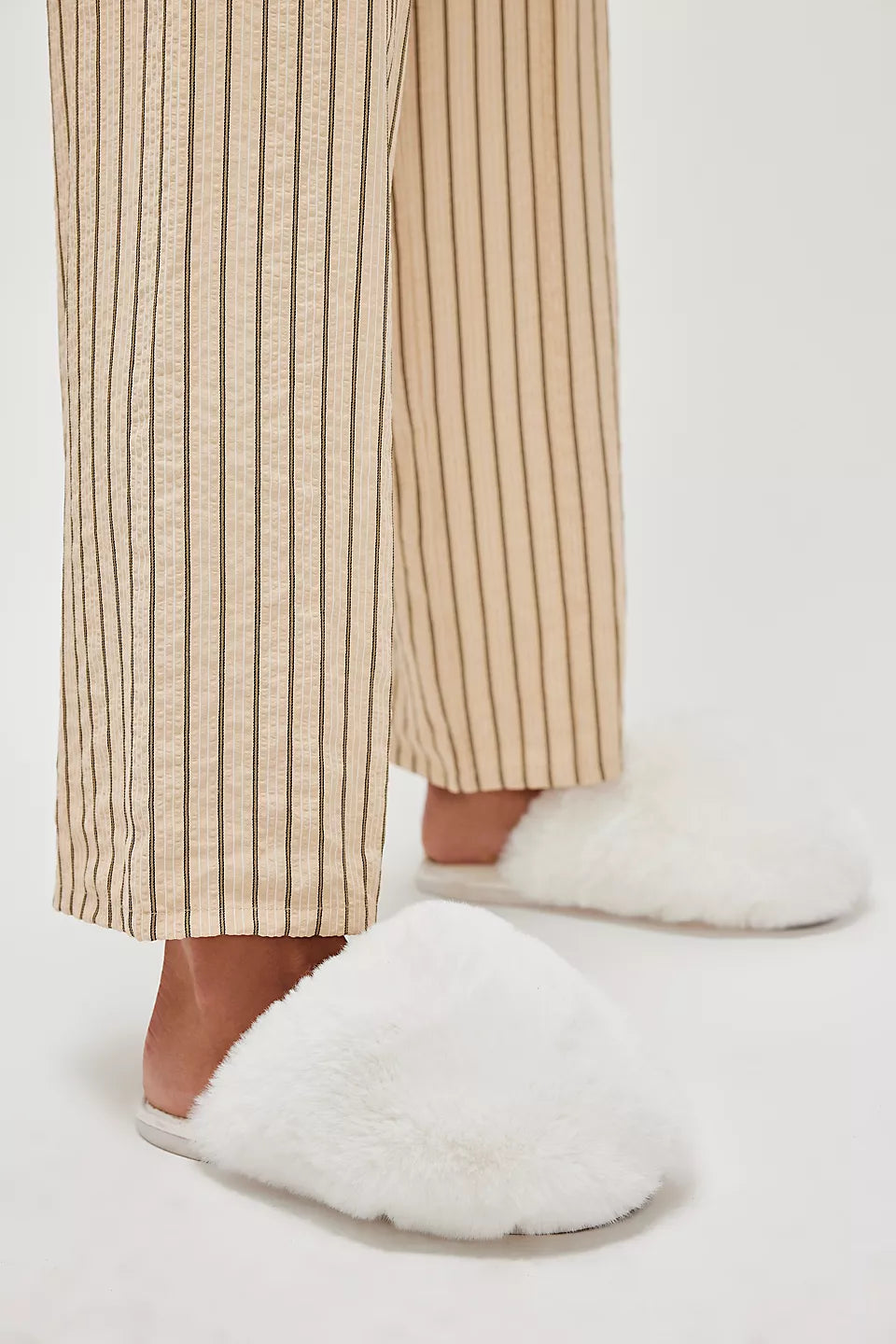 SNOWBALL SLIPPER IN SNOW FAUX FUR