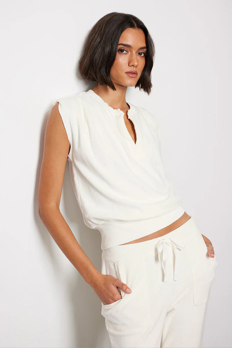 SPLIT NECK RIBBED SLVLESS TEE