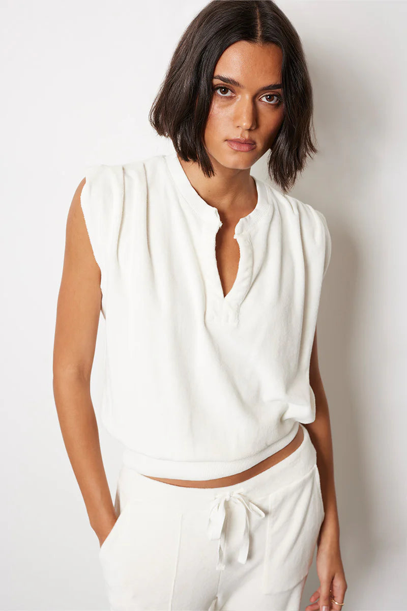 SPLIT NECK RIBBED SLVLESS TEE