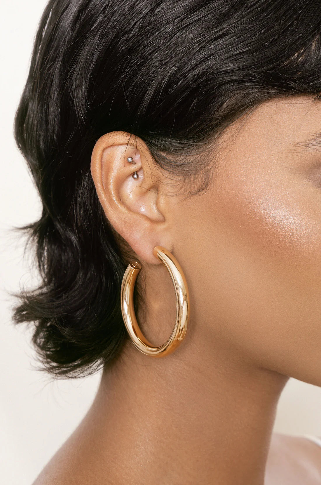THICK AND MINIMAL 18K GOLD PLATD HOOPS